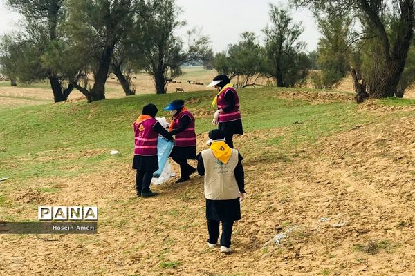 پاکسازی جنگل زویر به همت پیشتازان دختر باوی