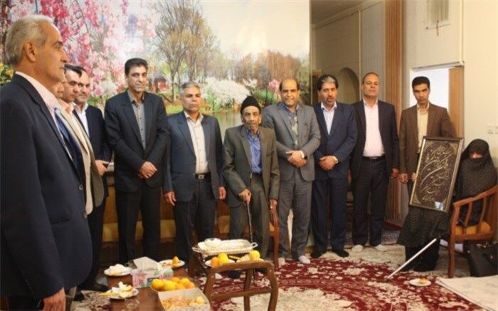 دیدار مدیرکل آموزش و پرورش استان با خانواده شهید عادل زاده