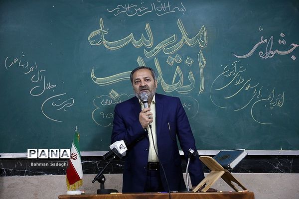 آیین گشایش نمایشگاه‌های دانش‌آموزی مدرسه انقلاب