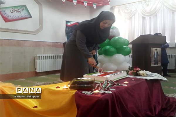 برگزاری مراسم چهلمین سالگرد انقلاب اسلامی دردبیرستان فخرالزمان قریب