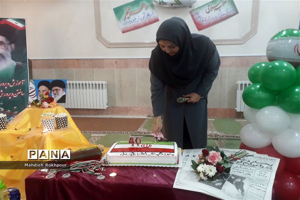 برگزاری مراسم چهلمین سالگرد انقلاب اسلامی دردبیرستان فخرالزمان قریب