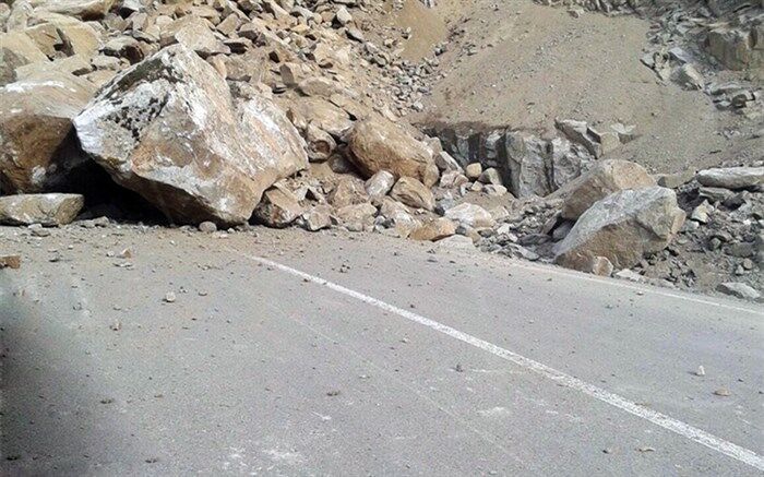 ریزش کوه در جاده هراز یک کشته برجا گذاشت