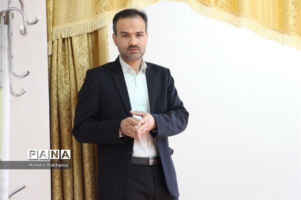 بازدید دانش‌آموزان دختر تشکیلات پیشتازان از سازمان بیمه تامین اجتماعی بیرجند