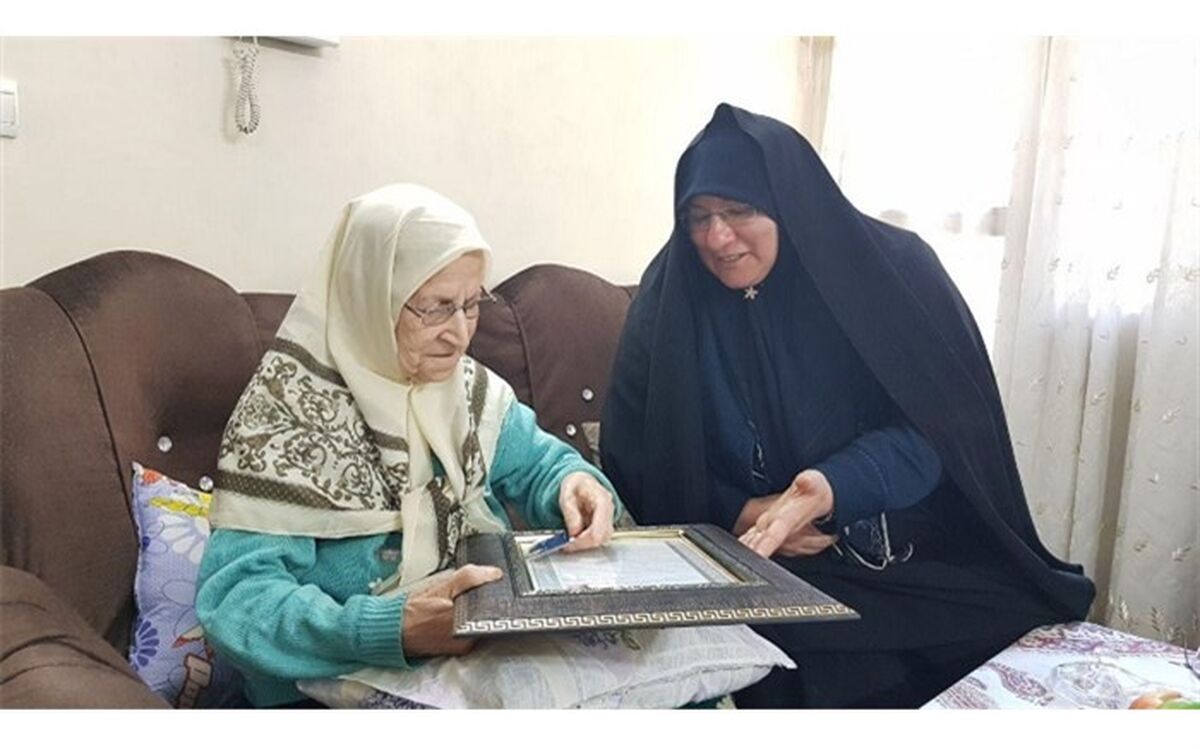 دیدار رئیس اداره امور شاهد و ایثارگران اداره کل آموزش و پرورش از خانواده دانش آموز شهید محمد رضا دولت آبادی