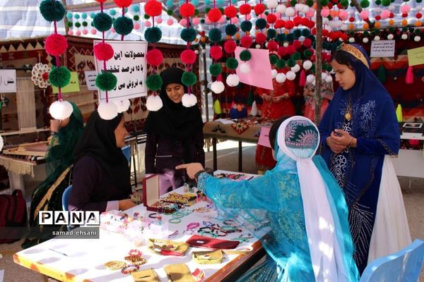 نمایشگاه دست آوردهای دانش آموزان دبیرستان دخترانه حجاب شهر یاسوج