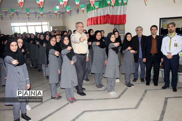 تمرین سرود 1357 نفری در مدارس استان همدان