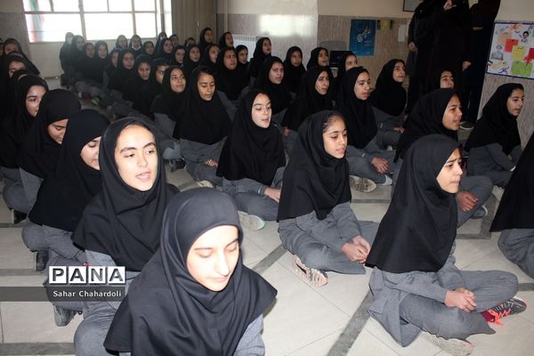 تمرین سرود 1357 نفری در مدارس استان همدان