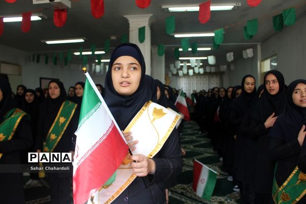 تمرین سرود 1357 نفری در مدارس استان همدان