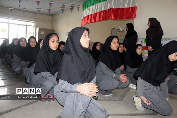 تمرین سرود 1357 نفری در مدارس استان همدان