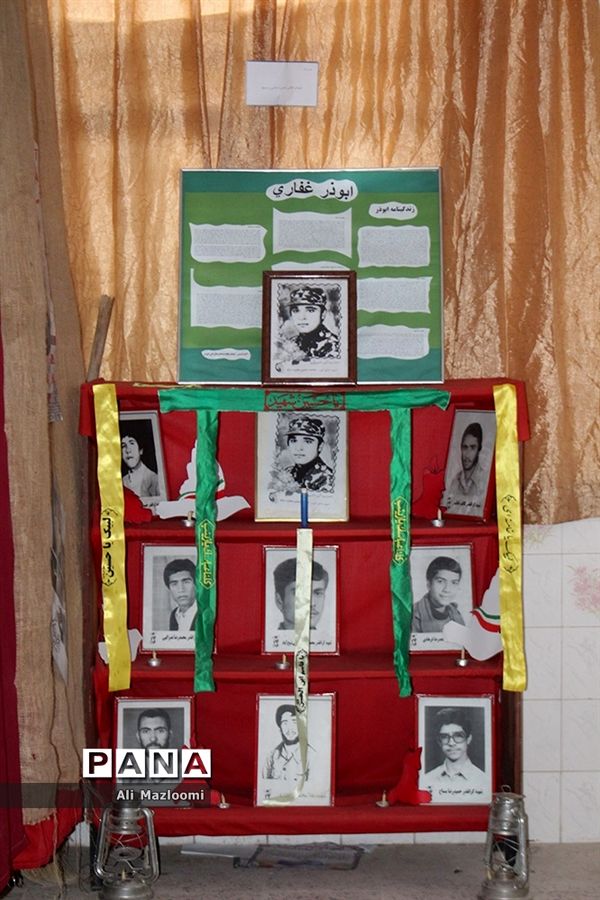 افتتاح نمایشگاه انقلاب درهنرستان فنی و حرفه‌ای ابوذر