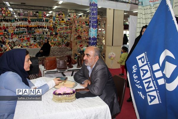 بازدید استاندار و مدیرکل آموزش و پرورش همدان از نمایشگاه دستاوردهای انقلاب