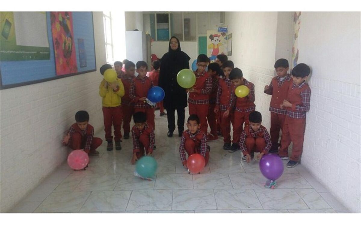 ساخت ماشین بادکنکی توسط دانش آموزان دبستان علامه حلی 1 دوره اول