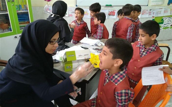 اجرای طرح وارنیش فلوراید دانش آموزان دبستان علامه حلی 1 دوره اول