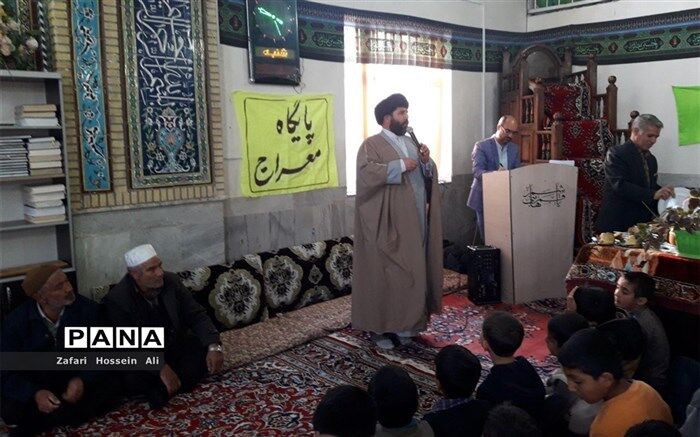 چهل سال است که به برکت خون پاک شهدا پای سفره انقلاب نشسته ایم