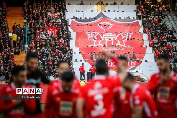 دیدار تیم‌های فوتبال پرسپولیس و پدیده