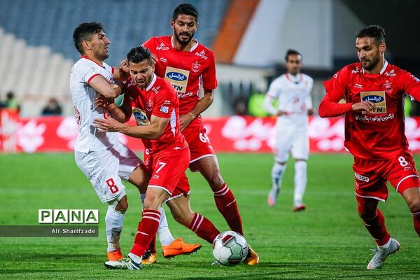 دیدار تیم‌های فوتبال پرسپولیس و پدیده