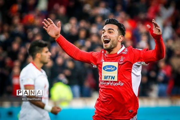 دیدار تیم‌های فوتبال پرسپولیس و پدیده