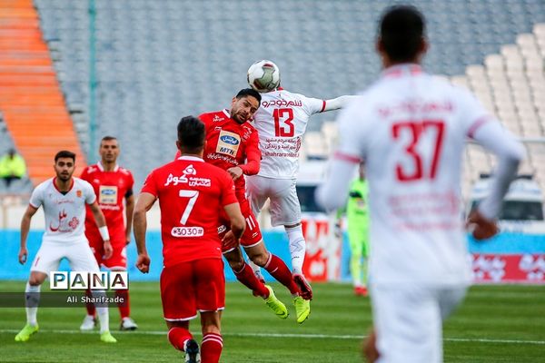 دیدار تیم‌های فوتبال پرسپولیس و پدیده