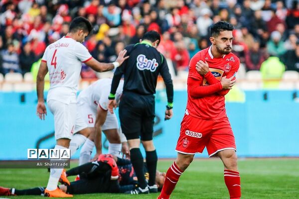 دیدار تیم‌های فوتبال پرسپولیس و پدیده