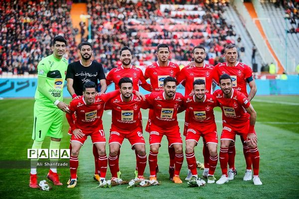 دیدار تیم‌های فوتبال پرسپولیس و پدیده