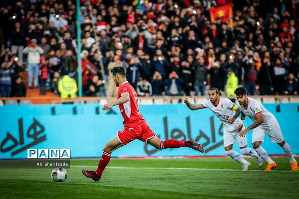دیدار تیم‌های فوتبال پرسپولیس و پدیده