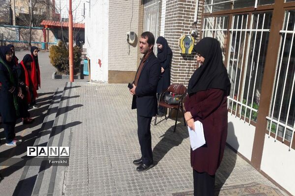 برگزاری نمایشگاه نقاشی در دبیرستان فروغ به‌مناسبت دهه فجر