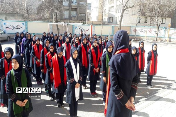 برگزاری نمایشگاه نقاشی در دبیرستان فروغ به‌مناسبت دهه فجر