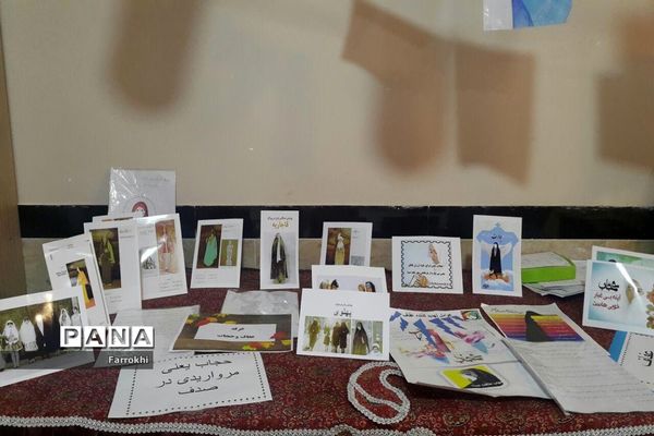 برگزاری نمایشگاه نقاشی در دبیرستان فروغ به‌مناسبت دهه فجر