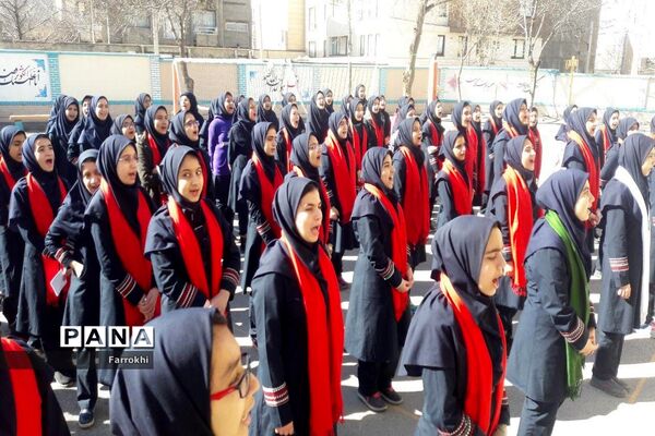 برگزاری نمایشگاه نقاشی در دبیرستان فروغ به‌مناسبت دهه فجر