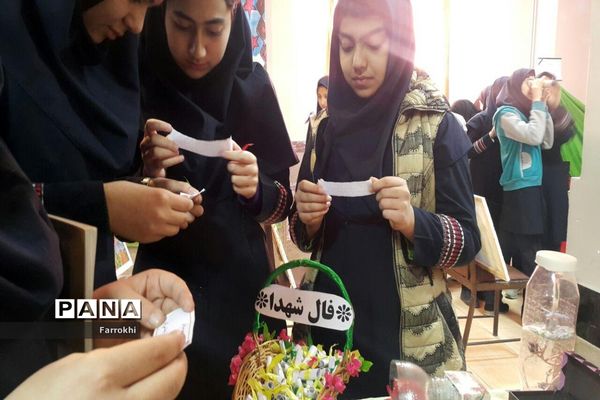 برگزاری نمایشگاه نقاشی در دبیرستان فروغ به‌مناسبت دهه فجر