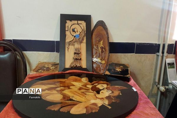 برگزاری نمایشگاه نقاشی در دبیرستان فروغ به‌مناسبت دهه فجر