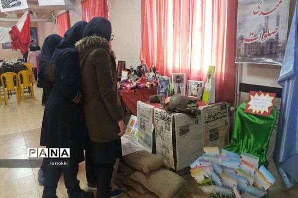 برگزاری نمایشگاه نقاشی در دبیرستان فروغ به‌مناسبت دهه فجر