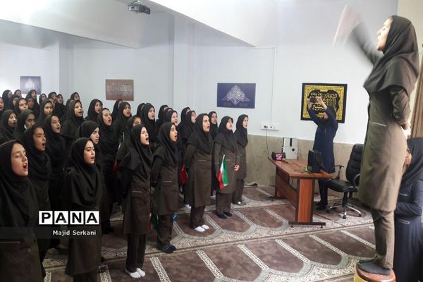 بازدید رئیس سازمان دانش‌آموزی استان همدان از تمرین سرود 1357 نفری در مدارس