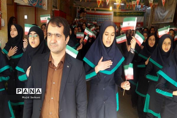 بازدید رئیس سازمان دانش‌آموزی استان همدان از تمرین سرود 1357 نفری در مدارس