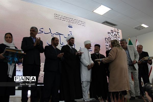 مراسم عطرافشانی و گلباران مزارشهدای ادیان توحیدی