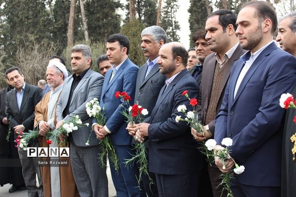 مراسم عطرافشانی و گلباران مزارشهدای ادیان توحیدی