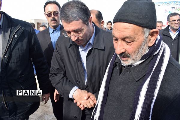 افتتاح و کلنگ‌زنی چند پروژه عمرانی توسط وزیر صنعت معدن و تجارت در ورزقان