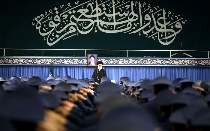 فرماندهان و کارکنان نیروی هوایی ارتش با رهبر معظم انقلاب دیدار کردند