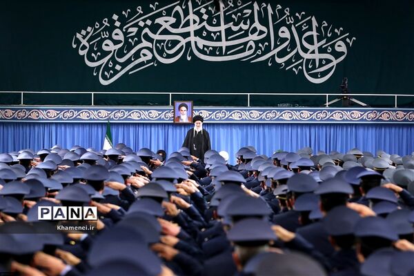دیدار فرماندهان و کارکنان نیروی هوایی ارتش با رهبر انقلاب
