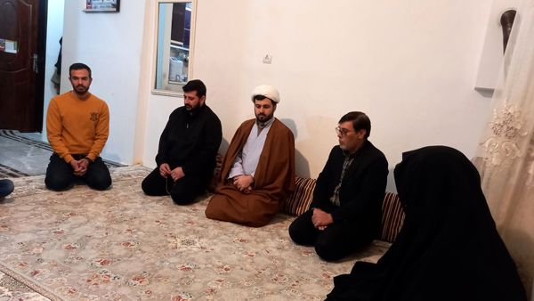 دیدار امام جماعت مسجد پنج تن آل عبا با خانواده مدافع حرم «مصطفی علیزاده»