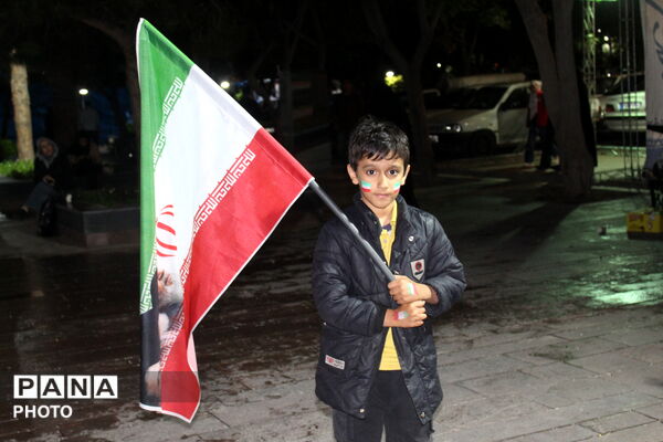 حضور نوجوانان در شب بارانی کرمان
