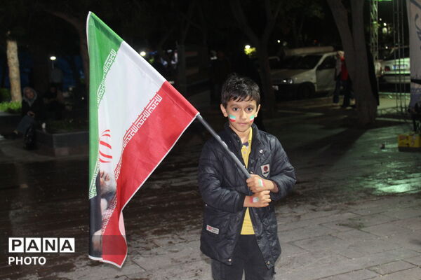 حضور نوجوانان در شب بارانی کرمان