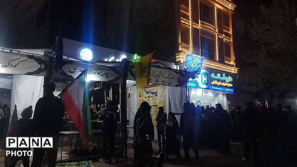 جلوه هایی از خدمت موکب داران نیشابوری در سی و نهمین شب از اجتماعات مردمی 
