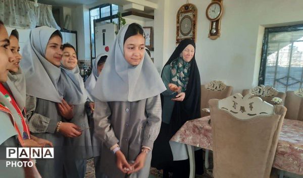 دیدار دانش آموزان پبشتاز آموزشگاه الله وردی ارجمند شهر لایین  با خانواده شهدا