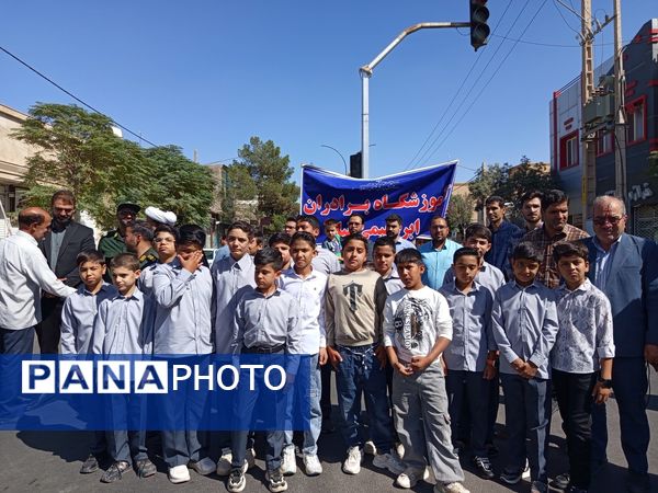 قدمی هم‌سنگر ایمان؛ از مدرسه تا صف نماز جمعه