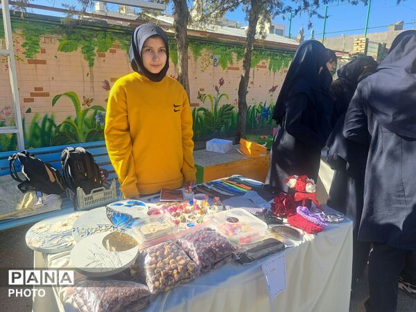بازارچه دانش‌آموزی در دبیرستان علی افشارنژاد