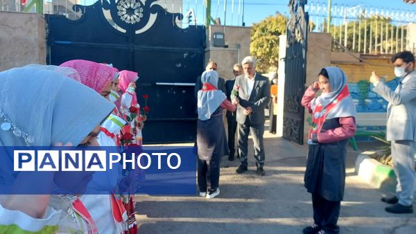 آیین نواختن زنگ استکبار ستیزی در دبستان صدف ناحیه ۶