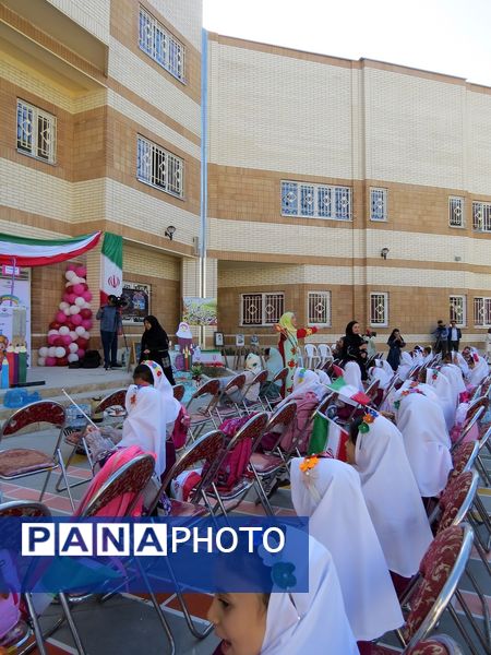 برگزاری جشن شکوفه‌های کلاس اولی‌ها در مدرسه دخترانه امام خمینی(ره) 