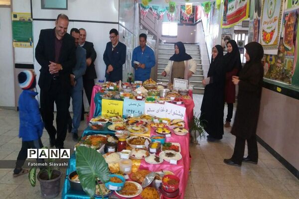 برپایی جشنواره غذای سالم در دبستان قرآنی مائده منطقه خزل
