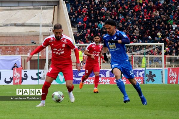 دیدار تیم‌های استقلال تهران و تراکتورسازی تبریز